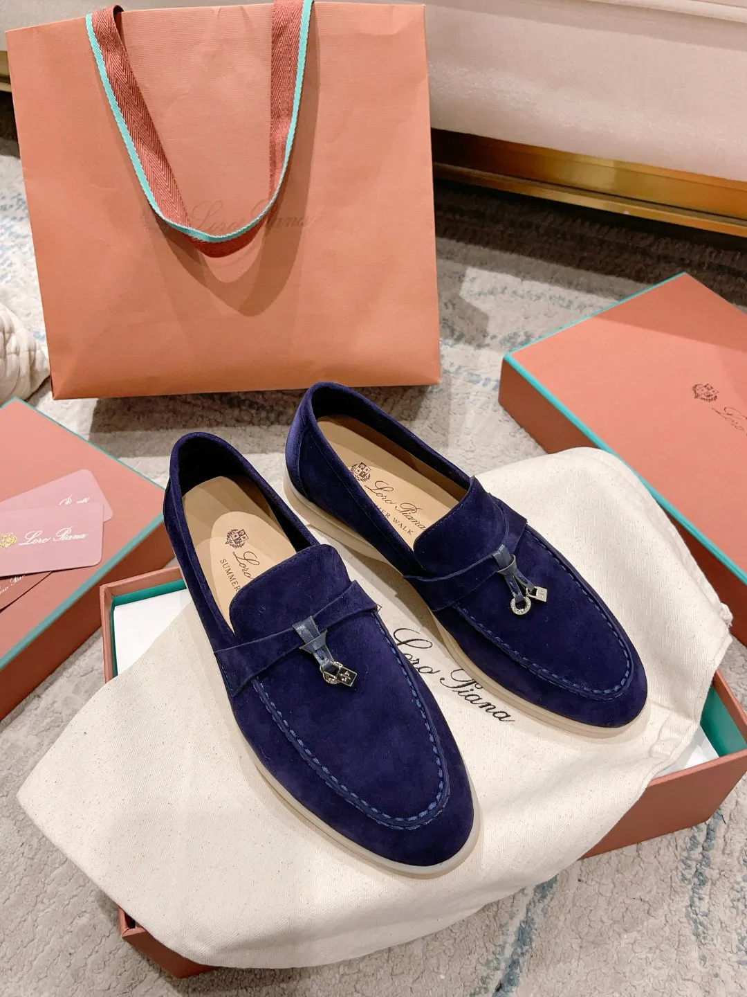 Factory price: 520💰4050 new color. Original purchase, 1⃣️: 1⃣️ folded and developed, Loro Piana professional model to try on feet, quality purchase level, flash sale of common products on the market, welcome to compare, original packaging. Fabric: Imported from Italy🐑High mercerized shearling, Lining: Hand-sewn mark thread in water-dyed cowhide imported from Italy🧵, high-end and elegant. Comfortable on the feet. Size: Women's 35-42 (41, 42) customized, non-returnable, men's 38-45 (46, 47, 48) customized, non-refundable. Fashionable boutiques that you can’t miss, a must-have item